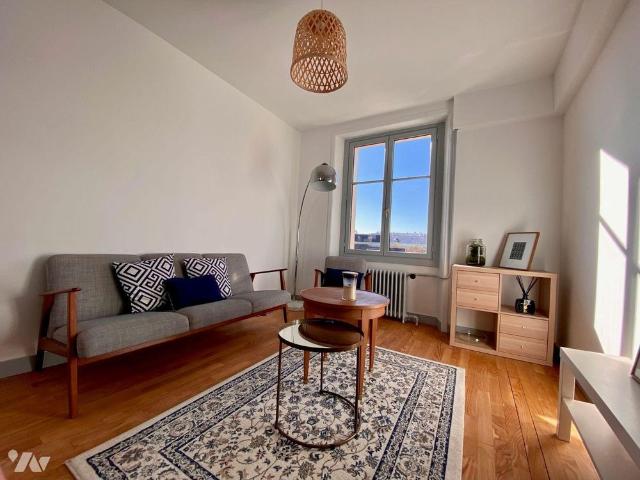 RENNES Rue de Vern Appartement T3 rénové avec beaucoup de charme, loué meublé, il est compo.