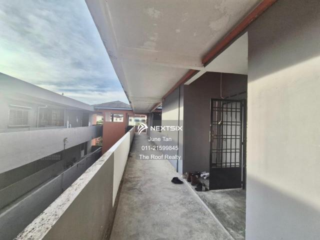 Renocated. Move in Condition. 6 Bathrooms attached