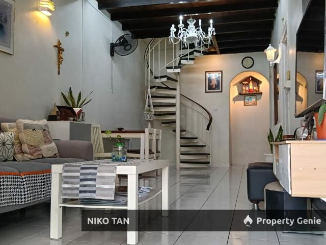[RENOVATED]1.5Stry Jalan Molek 2/2x Taman Molek For Sale