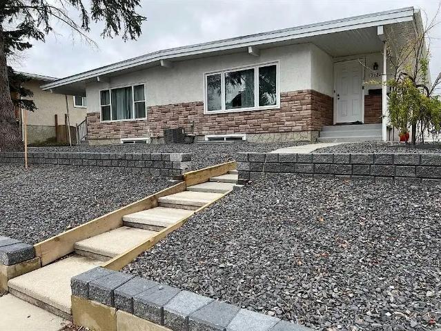 Renovated 3 bed, 1 bath home/safe neighborhood walk to transit & Superstore