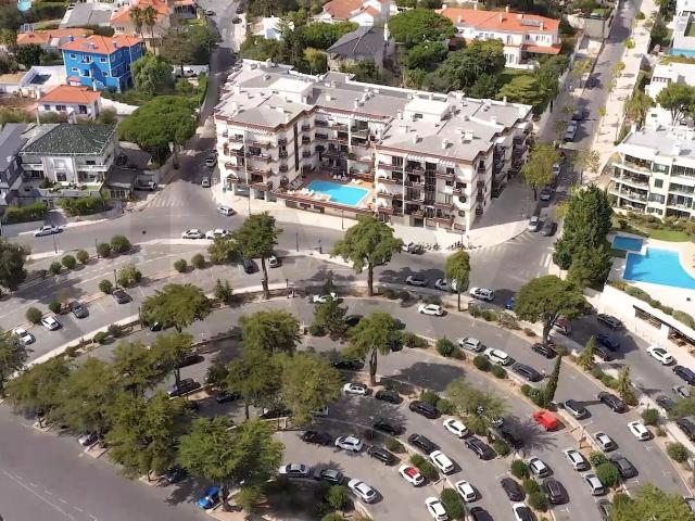 Renovated 3 bedroom apartment with garage and swimming pool in the center of Estoril
