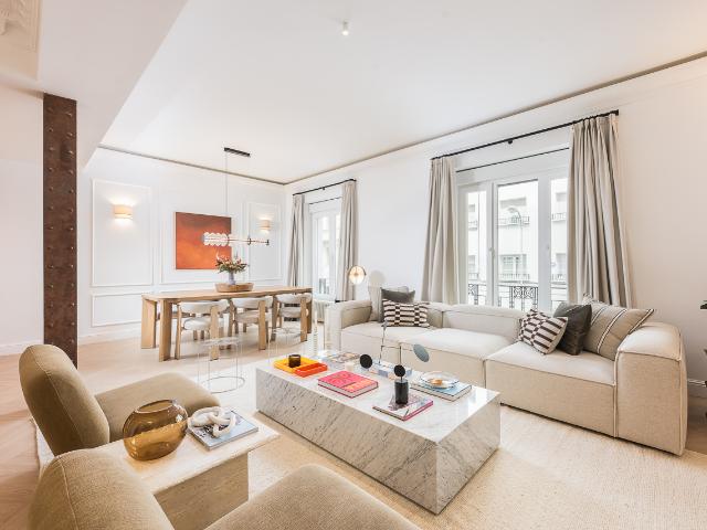 Renovated 3 bedroom flat in a historic building in Chamberí