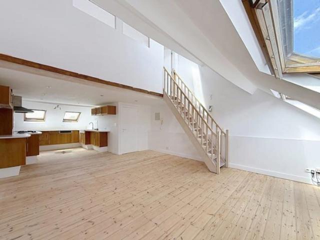 RENOVATED 3 BEDROOM TRIPLEX IN A SCHAERBEEK STYLE HOUSE