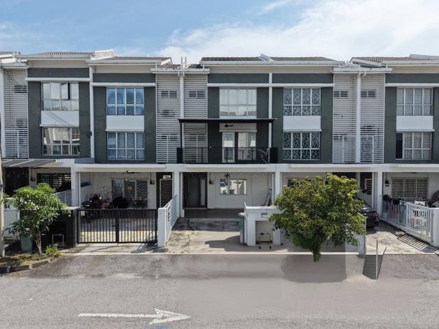 RENOVATED 3 Storey Taman Putra Bukit Rahman Putra Sungai Buloh