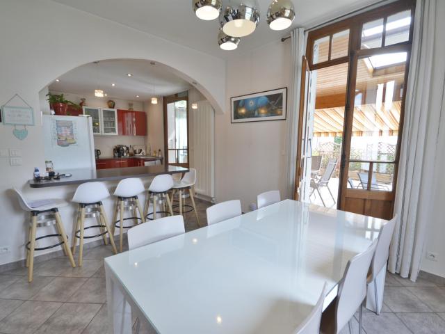 Renovated 1930s Townhouse in Annecy – Steps from the Thiou R. 126m² Annecy