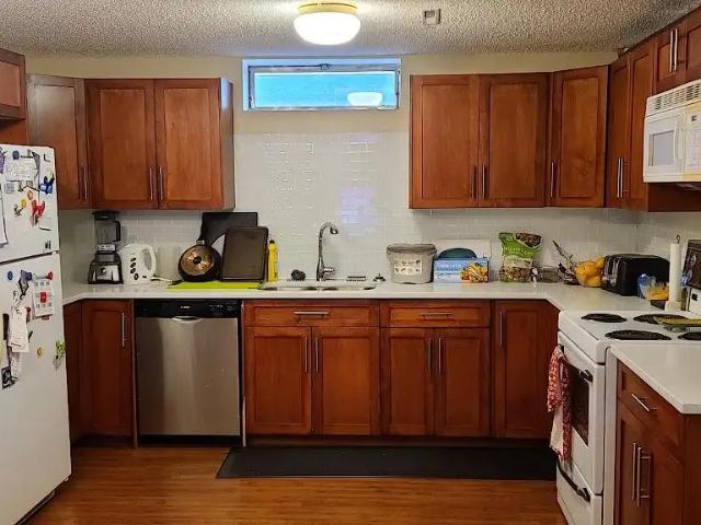 Renovated 2 BEDROOM 1.5 Bath BASMENT SUITE