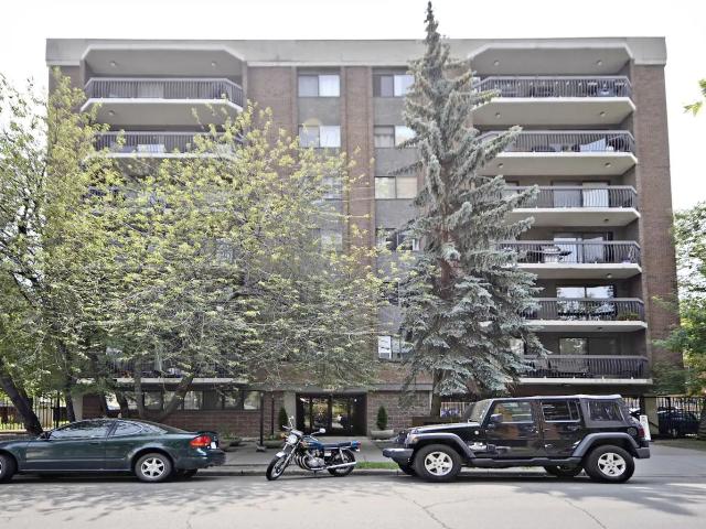 Renovated 2 Bedrooms Top Floor Views!