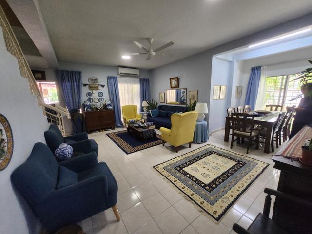 Renovated 2 storey semi furnish corner lot lrg az zaharah puncak alam