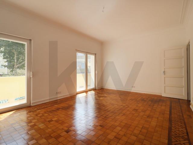Renovated 4 bedroom apartment, in the Central area of \u200b\u200bParede for rent