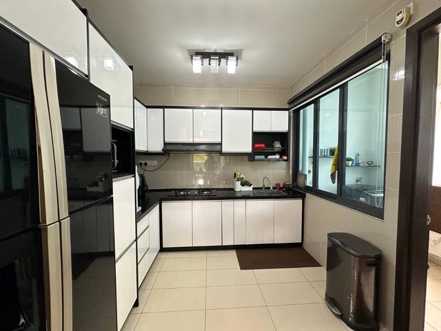Renovated Corner Spacious Condo Gardenview