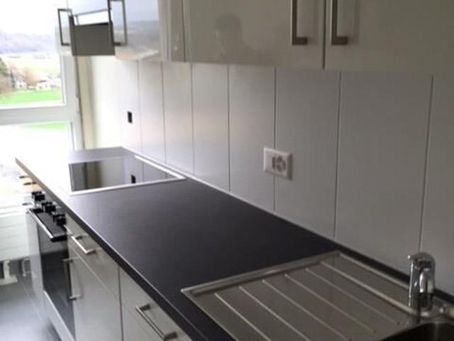 Renovated accommodation with balcony. Building with elevators, close to all amenities