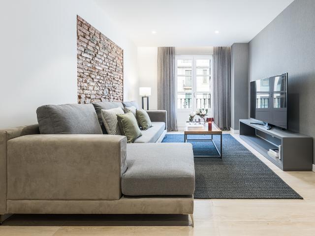 Renovated apartment with 2 bedrooms for rent in Eixample