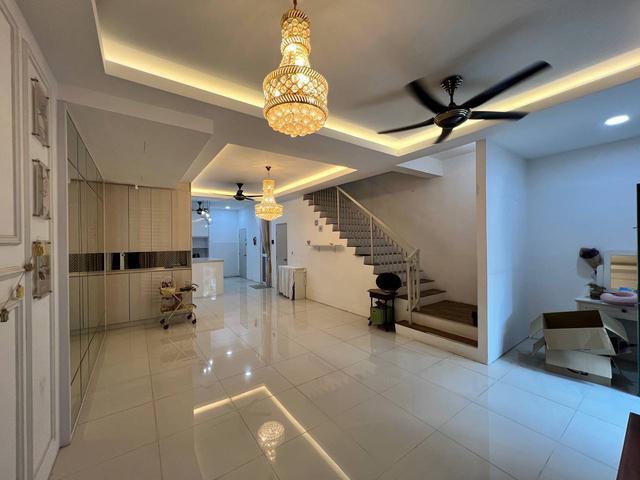 RENOVATED GOOD LOCATION 2 Storey Terrace Casa Green Cybersouth