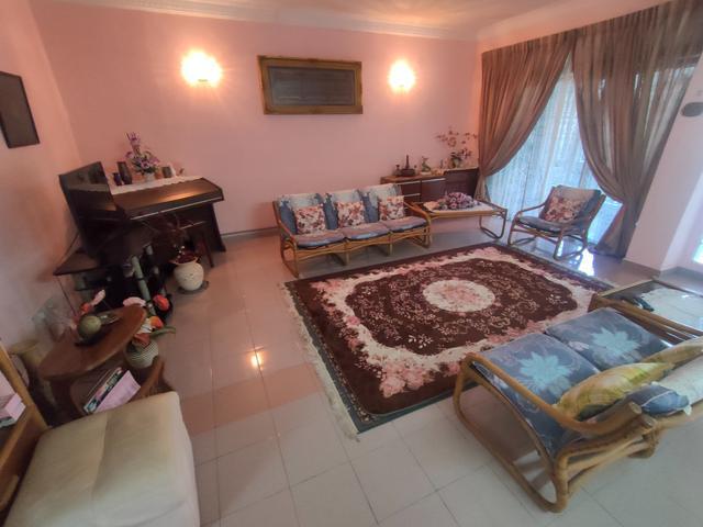 Renovated Double Storey Terrace At Taman Brown Near Middleton Condo