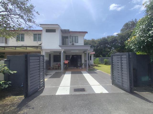 RENOVATED EXTENDED CORNER LOT 2Storey Terrace PU8 Puchong Utama