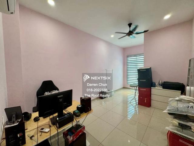 Renovated Kitchen and extended bedroom 5 airconds Auto Gate Freehold Non Bumi Lot