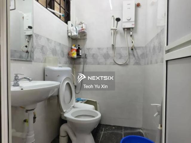 Renovated house with balcony, near MRT