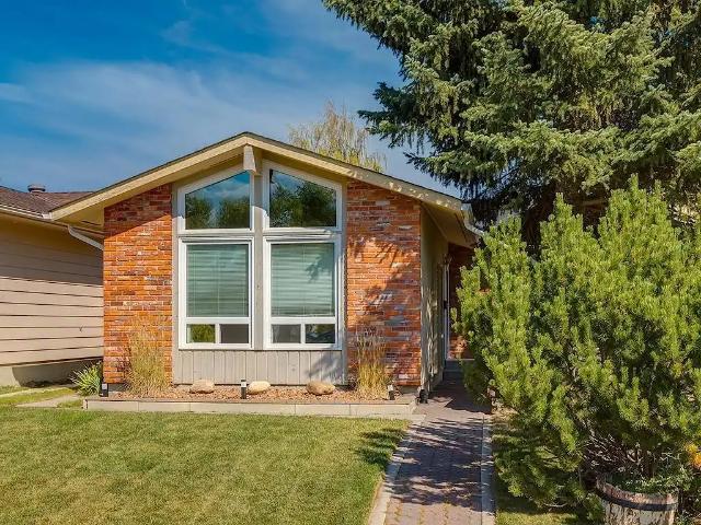 RENOVATED! LAKE ACCESS! GORGEOUS 2 BEDROOM SUITE!