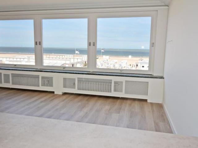 Renovated, spacious flat on Zeedijk Albertstrand