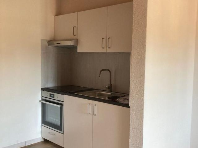 Renovated studio with fitted kitchen and shower room