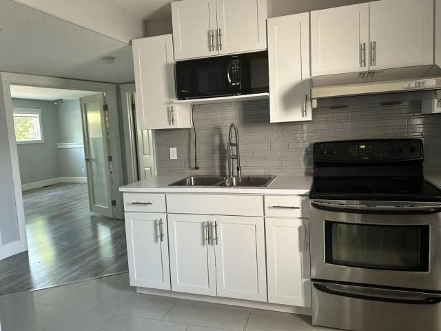 Renovated Private Basement Suite, 2 min from University C Train/Campus