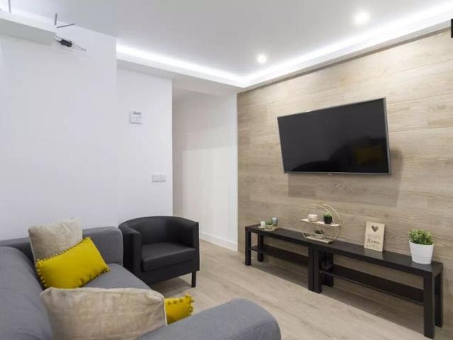 Renovated room for rent in 8 bedroom apartment in Delicias