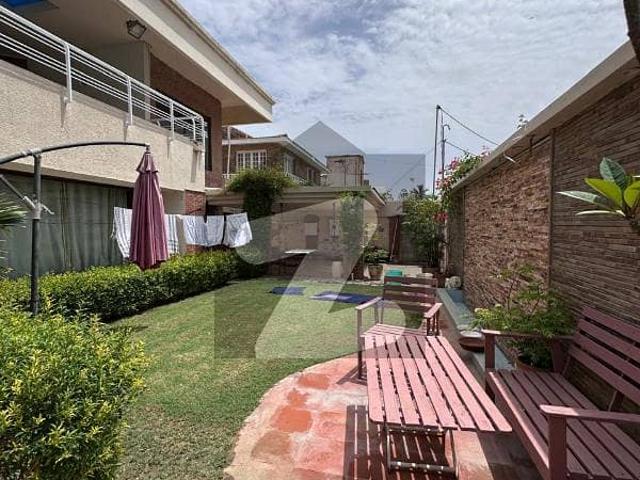 Renovated & Well Maintained West Open 3 Bedroom Upper Portion in 500 Sq. Yards Bungalow with Huge Terrace Available for Rent at Khayaban e Badban, Near Park & Masjid, DHA, Phase V