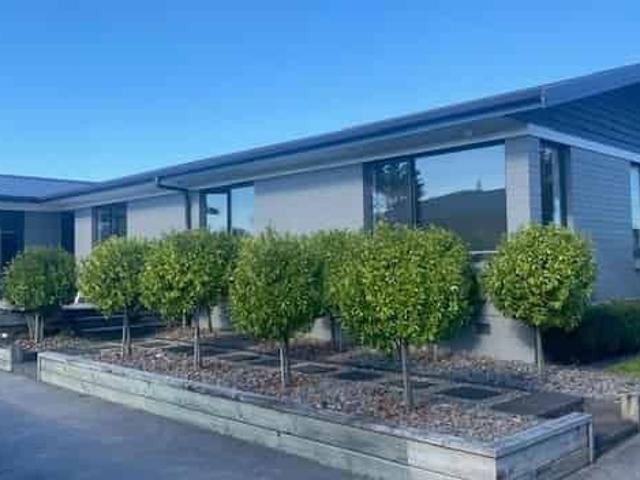 Renovated with love family home in Chartwell/Queenwood