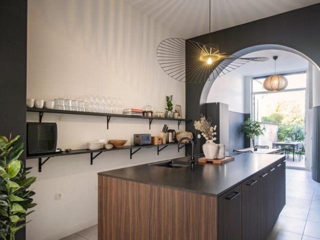 Renovated townhouse with 4 bedrooms and a delightful gard.