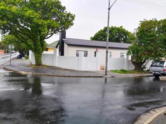 renovated three bedroom house in par.