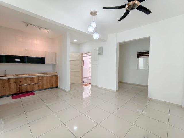 Renovated UNFURNISHED Condo Fiera Vista 1450sf Suitable own furniture