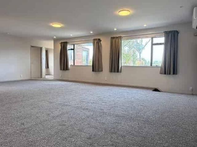 Renovated Upstairs 3 Bedroom Unit in Mangere Bridge