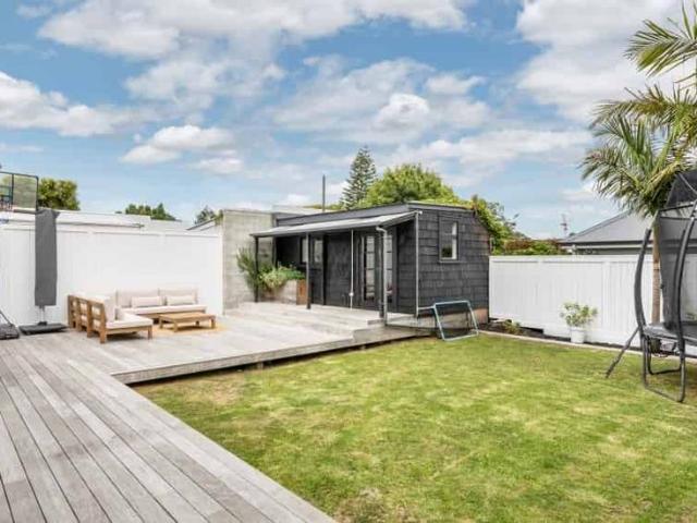 Renovated villa behind electronic gates