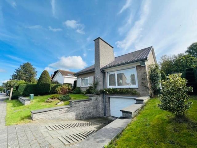 Renovated villa in a residential area, near Place Dumon!