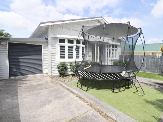 Renovated villa in prime Onehunga location!