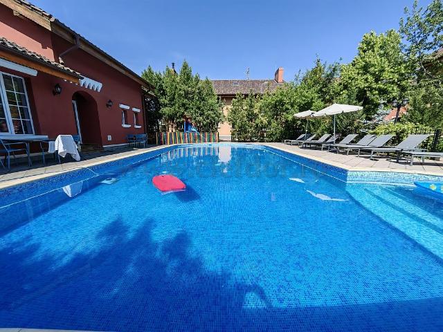 RENOVATED villa with pool access near Jolie Ville