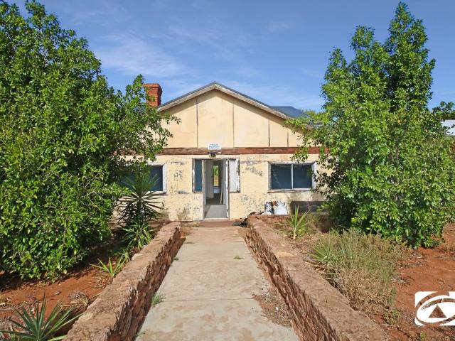 RENOVATOR'S DREAM ON A HUGE BLOCK