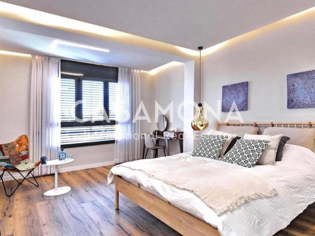 ¡Renovación Superior! Presentamos este espectacular ático de. 100m² Barcelona