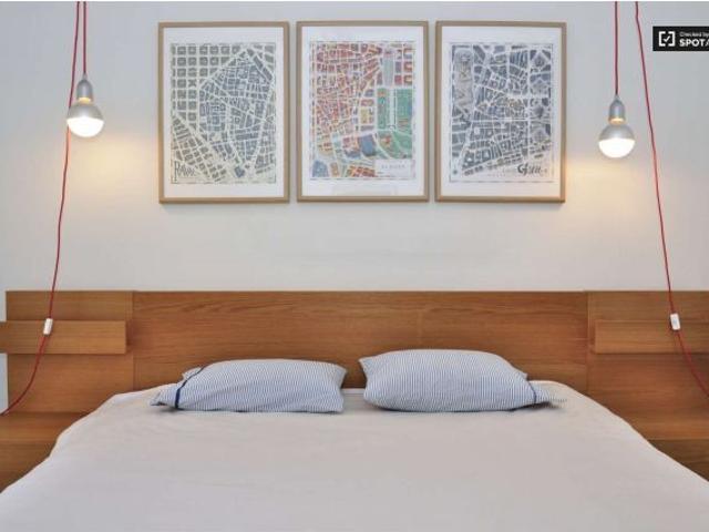 Renovado apartamento de 2 dormitorios con aire acondicionado y balcones en alquiler en El Raval