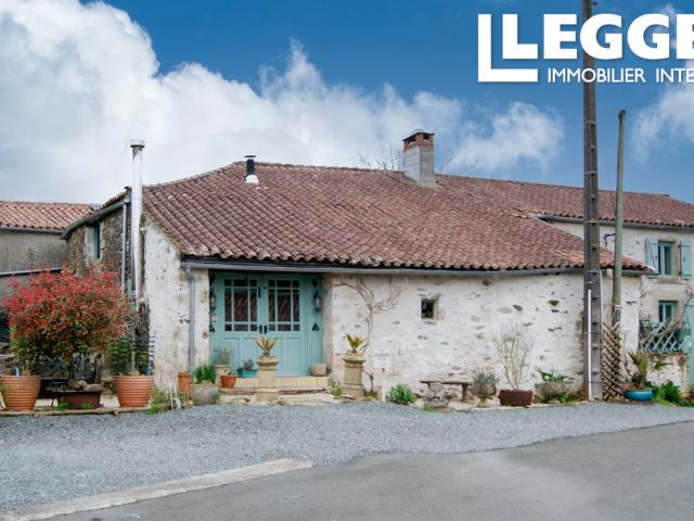 Rénovée avec flair particulier cette propriété 4 chambres possède un charme unique qui la distingue des autres