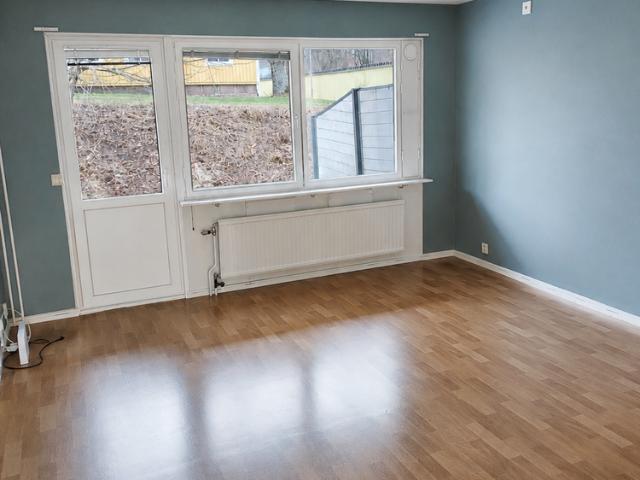 Renoverad och välplanerad lägenhet med kök och badrum i modern standard. Lägenheten ligger i markplan med tillgång till fiber, digitalt bokningsbar tvättstuga, TV paket och elbilsladdare precis utanför
