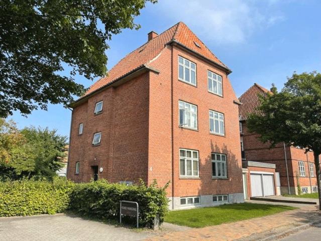 Renoveret 3 værelses lejlighed centralt i Odense