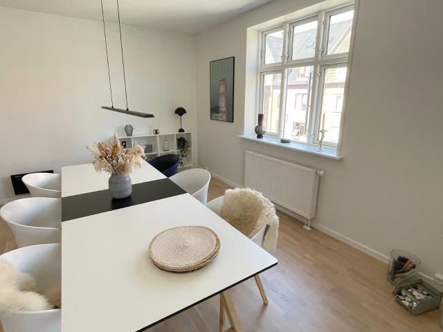 Renoveret 3 værelses lejlighed med walk in closet!