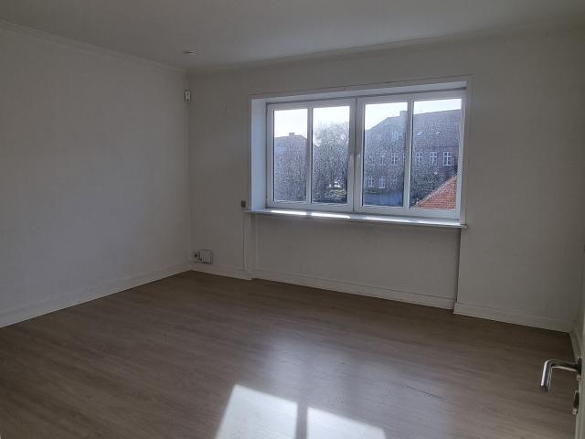 Renoveret 3 værelses på 74 m2 tæt på nærbane og gågade – Svane køkken og delevenlig indretning
