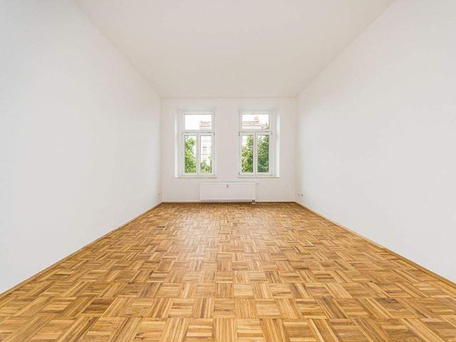 Renovierte Altbauwohnung mit Tageslichtbad und harmonischem Grundriss