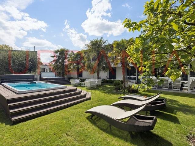 Renovierte Familienvilla mit Pool und großem Grundstück