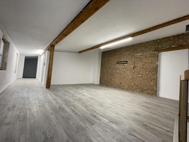 Renovierte Lager /Atelierfläche mit Bad und Stellplatz in Frankfurt Höchst