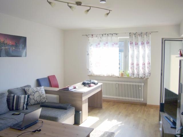 Renovierte und helle 3 Zimmer Wohnung mit Balkon in Neuhausen