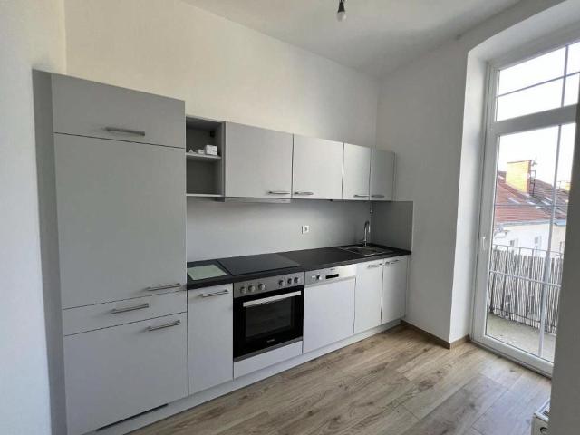 Renovierte 2 Zimmerwohnung mit Einbauküche und Balkon – ab sofort verfügbar