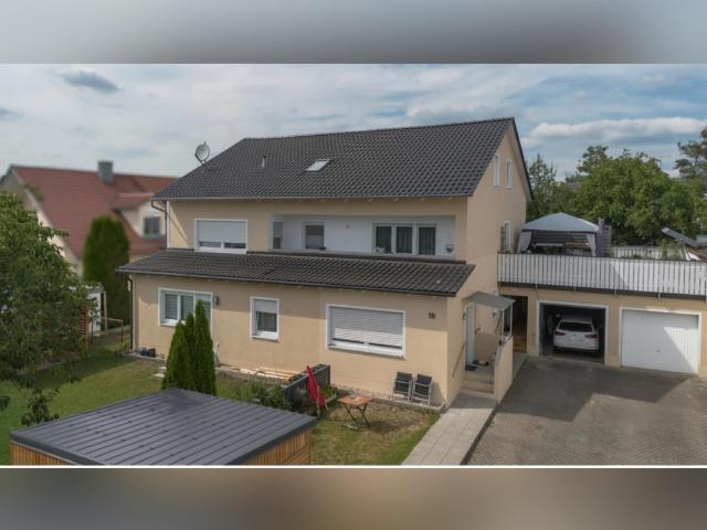 Renovierte 3 Zimmer DG Wohnung mit Einbauküche,Garten, Stellplatz